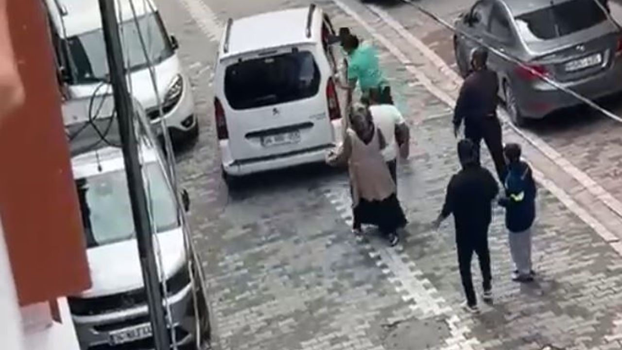 Eski koca araçla çarpışınca aile tekme tokat kovaladı
