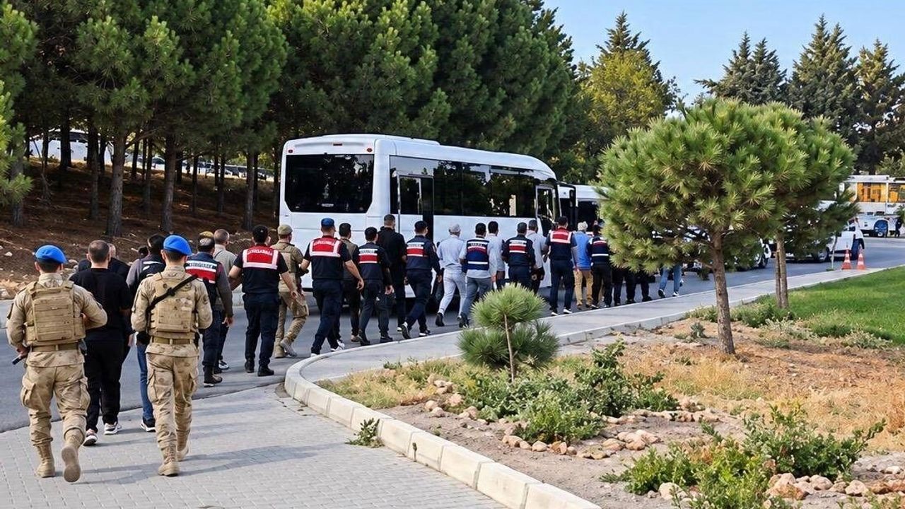 İzmir'de Belediye Operasyonu: 25 Kişi Tutuklandı