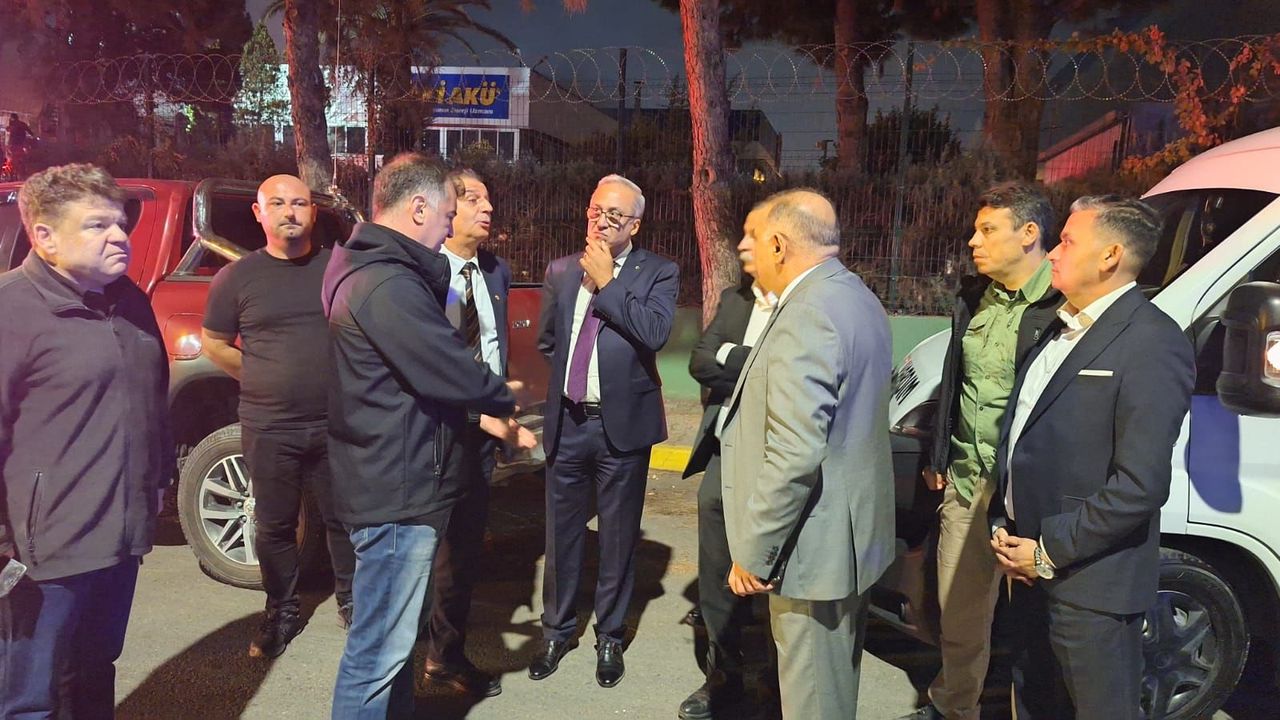 Manisa'da Akü Fabrikasında Yangın Alarmı: Ekipler Seferber Oldu