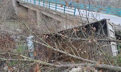 Manisa’da kamyon 'Gördes Çayına' uçtu: 2 yaralı
