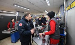 Şehzadeler Belediyesi zabıtası marketleri denetim altına aldı