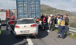 İzmir'de tıra çarpan otomobilin sürücüsü hayatını kaybetti