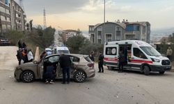 Bursa'da iki otomobil çarpıştı, 4 kişi yaralandı