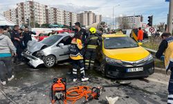 Aydın'da taksi ile otomobil çarpıştı: 2 yaralı