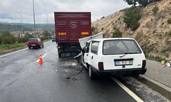 Tırın dorsesine çarpan otomobildeki çift ağır yaralandı