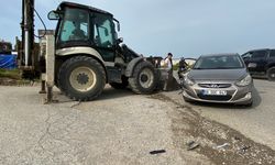 Ayvalık’ta iş makinesi ile otomobil çarpıştı: 1 çocuk ve 1 hamile kadın yaralandı