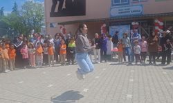 Öğrenciler seyretti veliler yarıştı