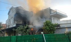 Bir villanın garajında park halindeki araçta çıkan yangın eve sıçradı