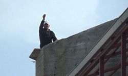 Çatıya çıktı, kendisini ikna etmeye çalışan polislere "gazeteciler gitsin inerim" dedi