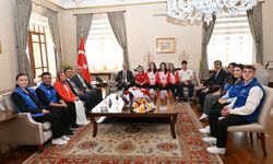Manisa Valisi Özkan gençleri ağırladı