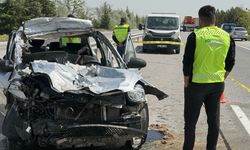 Otomobil tıra arkadan çarptı: 1 ölü, 4 yaralı