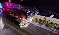 Bariyerlere sıkışmış motosikleti trafik ekiplerinin dikkati ortaya çıkardı