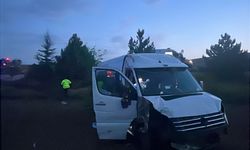 Devrilen minibüste 6 kişi yaralandı