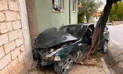 Ehliyetsiz sürücü polisten kaçarken kaza yapıp yaralandı