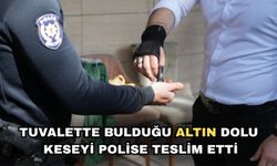 Tuvalette bulduğu altın dolu keseyi polise teslim etti