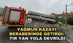 Yağmur kazayı beraberinde getirdi: Tır yan yola devrildi