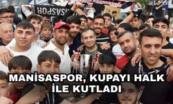 Manisaspor, kupayı halk ile kutladı