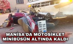 Manisa'da motosiklet minibüsün altında kaldı