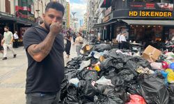 İzmir Büyükşehir Belediyesi’ndeki grev nedeniyle çöpler sokaklara taştı