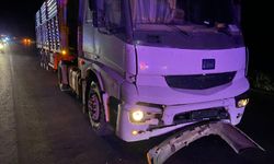 Ege'de tır, otomobile çarptı: 4 yaralı