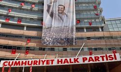 Ferdi Zeyrek'in dev posteri CHP genel merkezine asıldı