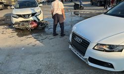 Aceleci çırak motosiklet ile iki araca çarpıp durabildi