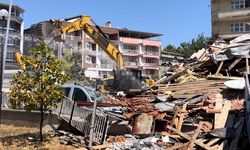 Balıkesir’de depremde yıkılan 3 katlı binanın enkaz kaldırma çalışmaları başladı
