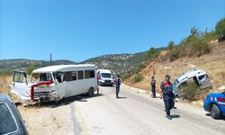 İncir işçilerini taşıyan minibüs ticari araç ile çarpıştı: 3'ü ağır 8 yaralı