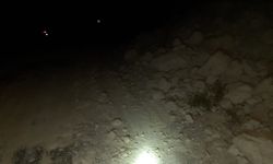 Gördes'te toprak kayması yolu kapattı
