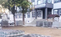 Okul bahçesine parke döşenmeye başladı