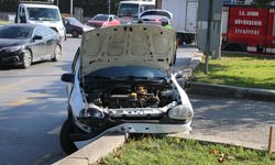 Direksiyon hakimiyeti kaybolan ehliyetsiz sürücü refüje çarptı