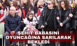 Şehit babasını oyuncağına sarılarak bekledi