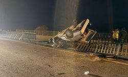 Köprü demirlerine çarpan araç hurdaya döndü: 1 ölü, 3 yaralı