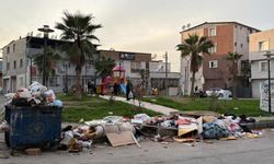 Buca'da park manzaralı çöp dağları