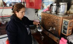 Eşi eleman bulamayınca kentin tek kadın çaycısı oldu
