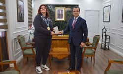 Kaymakam Güldoğan'dan şampiyon judocu Öztürk'e plaket