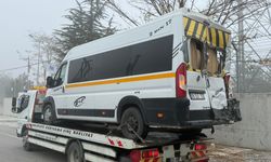 Öğrenci servisi, tır ve hafif ticari aracın karıştığı kazada 20 kişi yaralandı