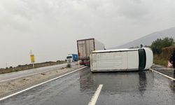 Manisa yolunda kontrolden çıkan minibüs devrildi; 1 yaralı