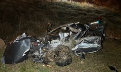 Uşak'ta otomobil şarampole devrildi: 2 ölü, 1 yaralı