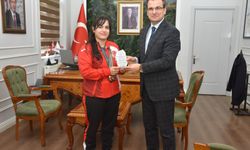 Olimpiyat madalyalı judocuya Kaymakam Güldoğan'dan plaket