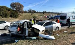 İki otomobilin çarpıştığı kazada yaşlı çift hayatını kaybetti