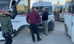 PTT kargo aracı ile dolmuş şoförünün trafik tartışması darpla bitti