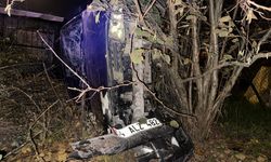 Hafif ticari araçla çarpışan otomobil tarlaya devrildi: 5 yaralı