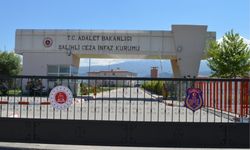 Salihli’de 18 yıl 9 ay hapis cezası bulunan firari saklandığı evde yakalandı