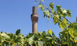 Sarıgöl’ün simgesi 'Kırık Minare' zamana direniyor