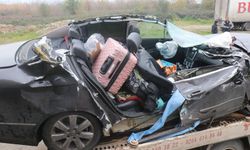 Tıra arkadan çarpan araç kağıt gibi ezildi: 1 ölü, 1 yaralı