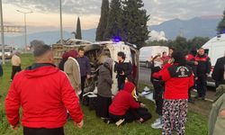 Portakal işçilerini taşıyan minibüs devrildi: 16 yaralı