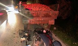 Traktör römorkuna çarpan motosiklet sürücüsü ağır yaralandı