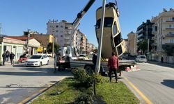 Otomobille çarpışan ticari araç takla attı: Kaza anı kamerada