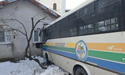 Halk otobüsü eve daldı; büyük bir faciadan dönüldü